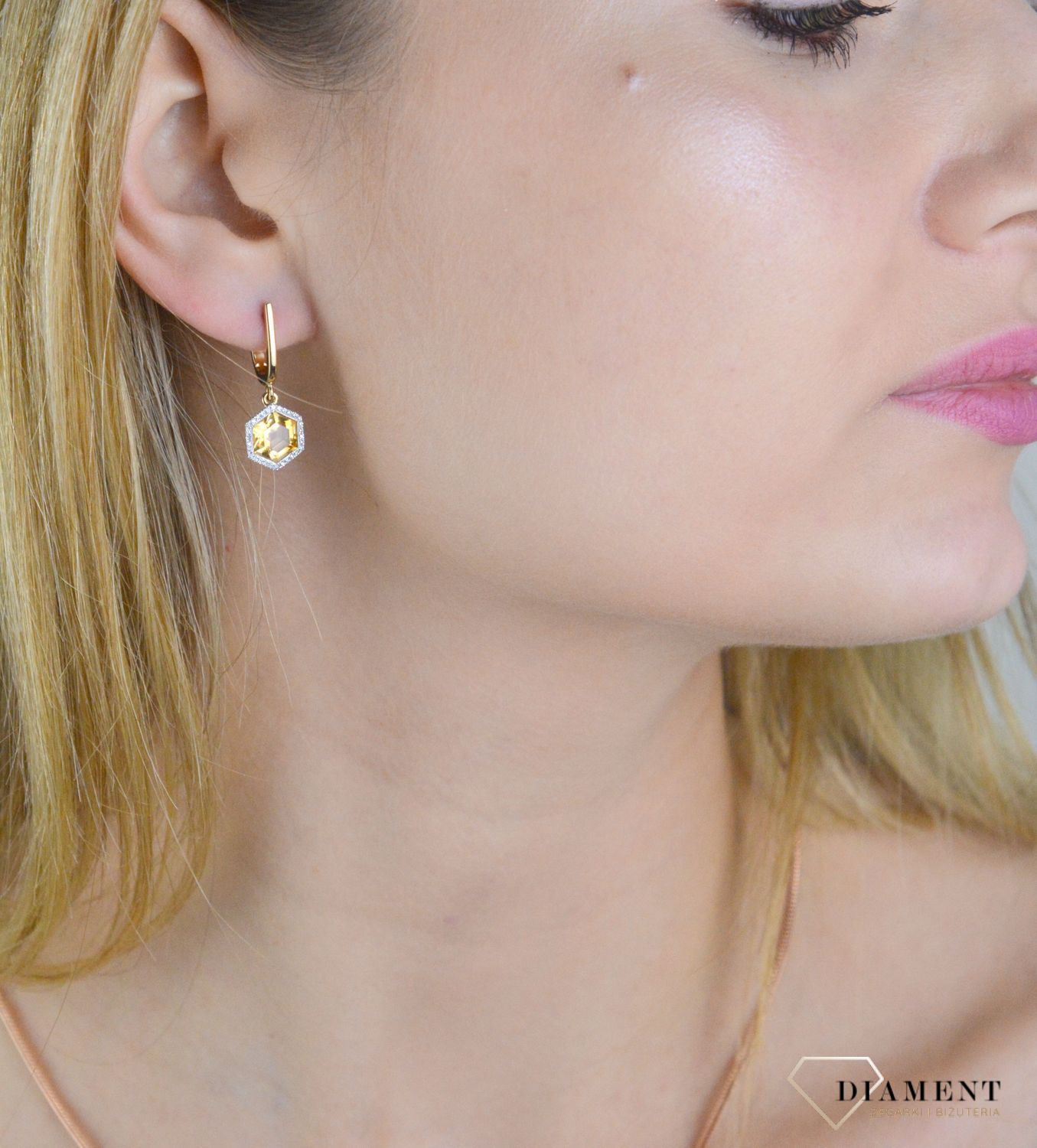 Kolczyki złote damskie 585 diamenty z kamieniem naturalnym Cytryn 0,13ct E84152Y A CT. Biżuteria z diamentami. Kolczyki damskie z diamentami. Złote kolczyki z diamentami i cytrynem. Kolczyki damskie z diamentami. Kolczyki zł.jpg